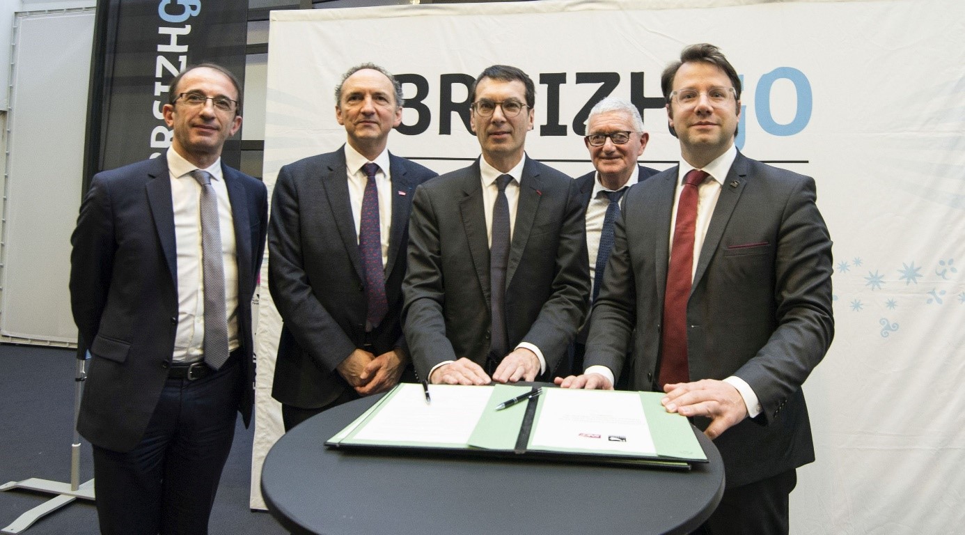 Le Président de la Région Bretagne, Loïg Chesnais-Girard, Jean-Pierre Farandou, Président de la SNCF, accompagnés de Laurent Beaucaire, Franck Lacroix et Gérard Lahellec à l'occasion de la signature de la nouvelle convention TER BreizhGo, le 24 janvier 2020 à Rennes