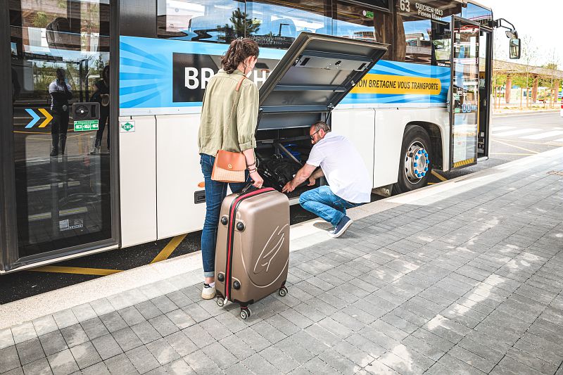 car et usagers du réseau BreizhGo à la gare routière